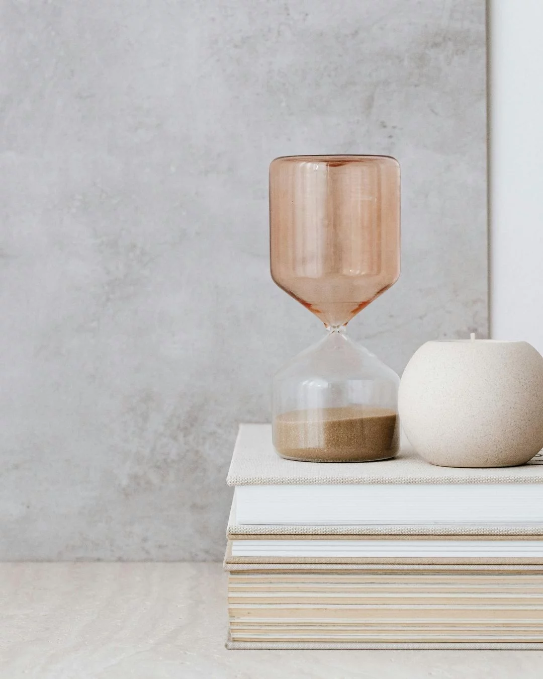 A sandtimer symbolising the importance of measuring biological age with GlycanAge in Colchester at Bespoke Medical Aesthetics